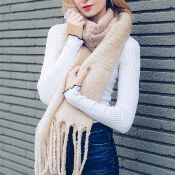 SOFT & COZY Scarf -PRICE FIRM - Picture 2 of 4